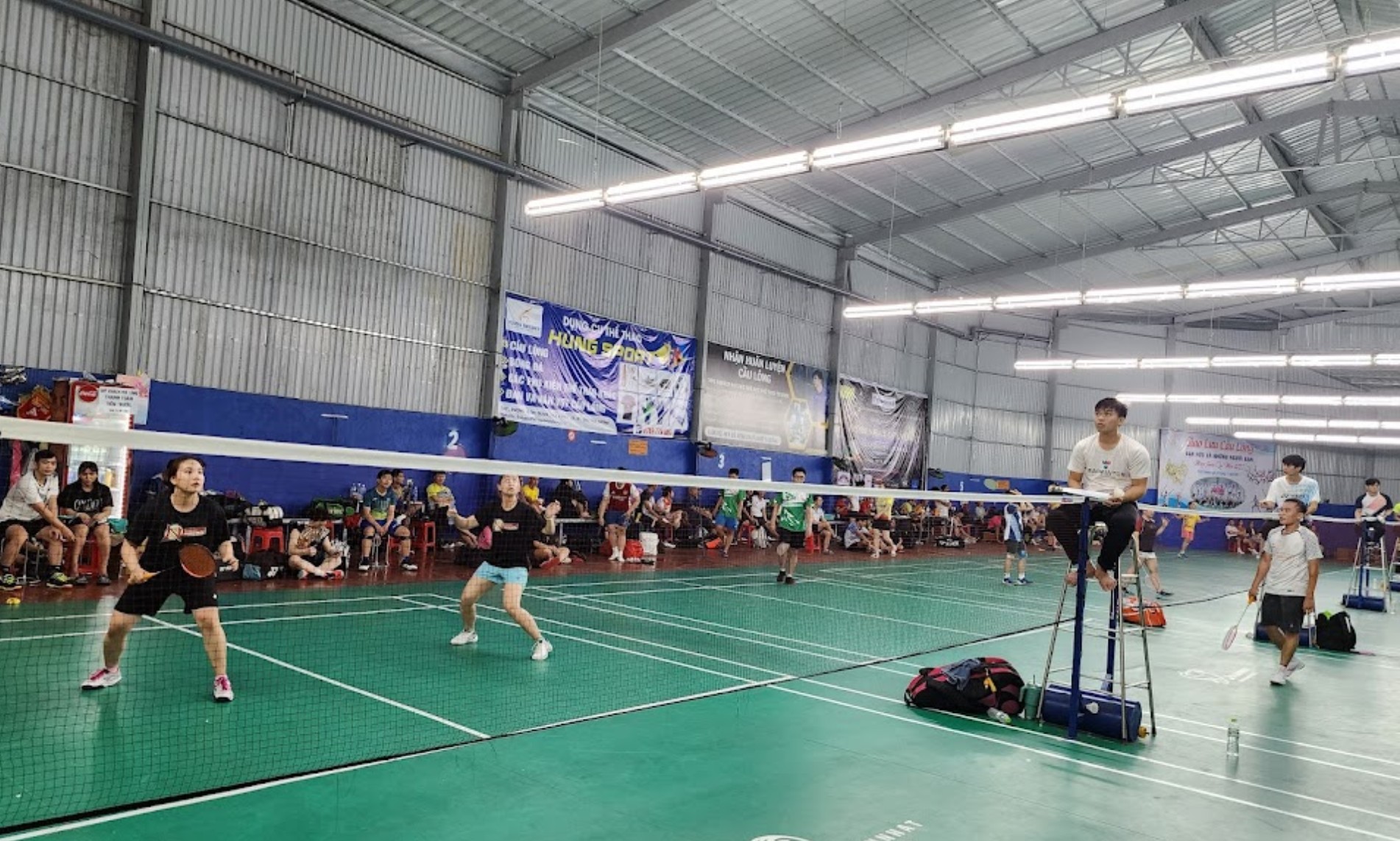 Nhân viên hỗ trợ tại Sân cầu lông Minh Nhật
