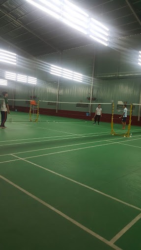 Bên trong sân cầu lông Hoàng Long với ánh sáng tốt