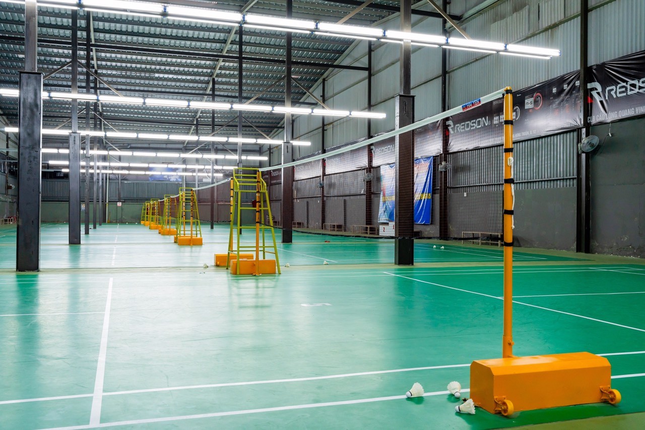 Cận cảnh khu vực sân cầu lông bên trong nhà thi đấu