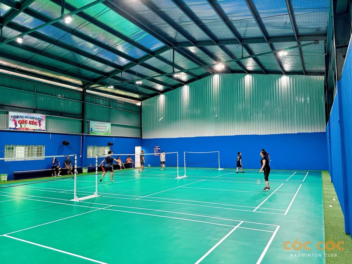 Lối đi xanh mướt tạo cảm giác dễ chịu tại sân