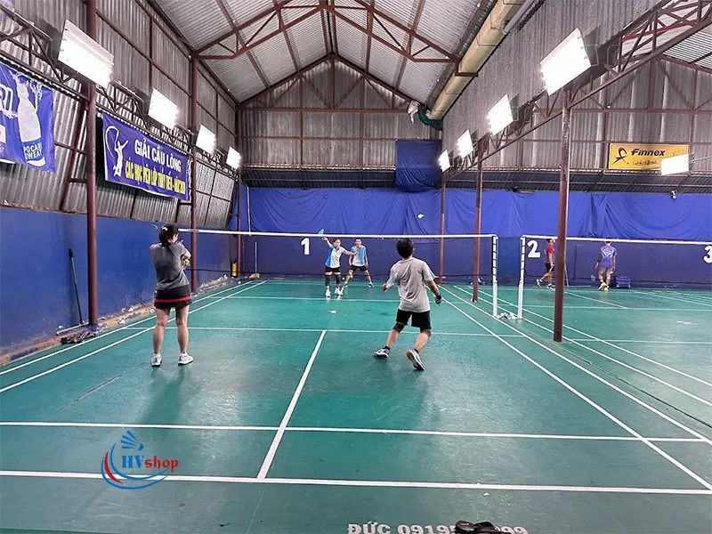 Sân cầu lông Bông Sao được trang bị thảm tiêu chuẩn