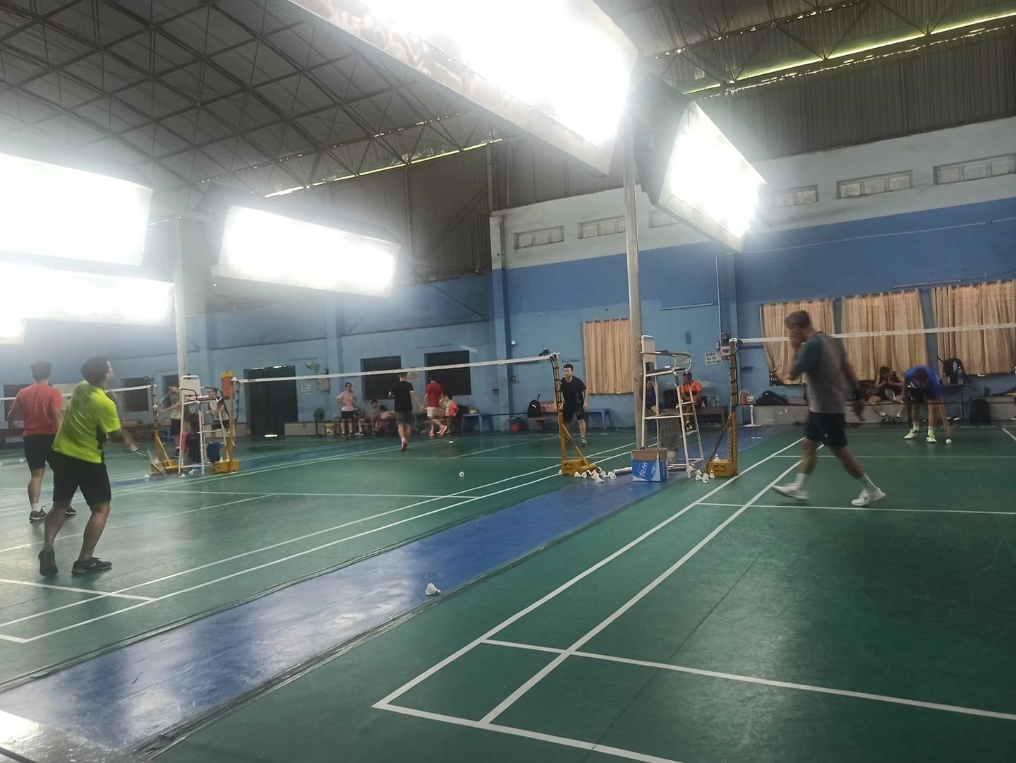 Một góc sân cầu lông Đầu Máy Xe Lửa với thảm đỏ