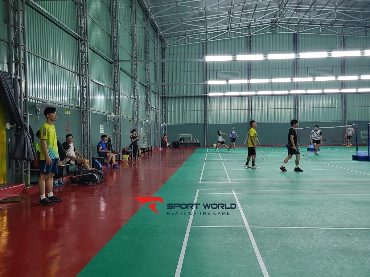 Nhân viên thân thiện hỗ trợ người chơi tại Sân Hiệp Thành