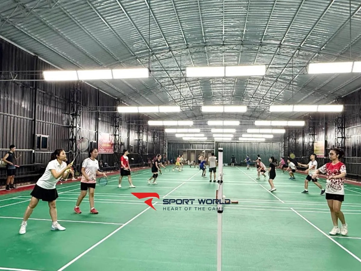 Không gian bên trong sân cầu lông Hùng Hải với thảm đỏ và lưới căng