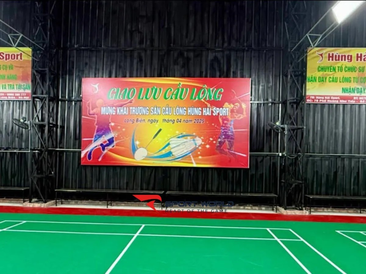 Một người chơi cầu lông đang chuẩn bị giao cầu