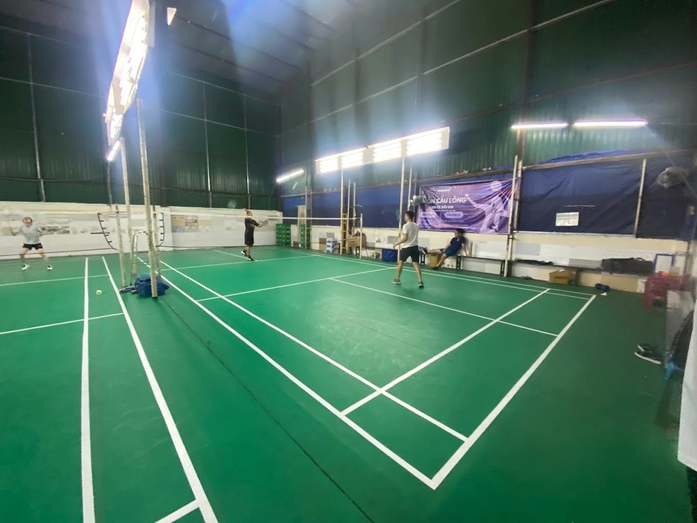 Cảnh quan bên trong sân cầu lông Nguyễn Văn Nghi