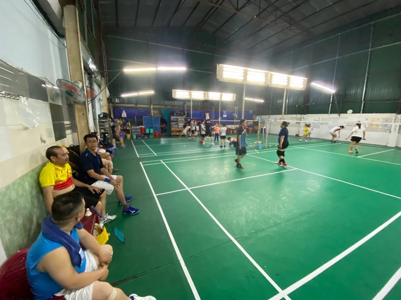 Khu vực gửi xe và lối vào sân cầu lông Nguyễn Văn Nghi