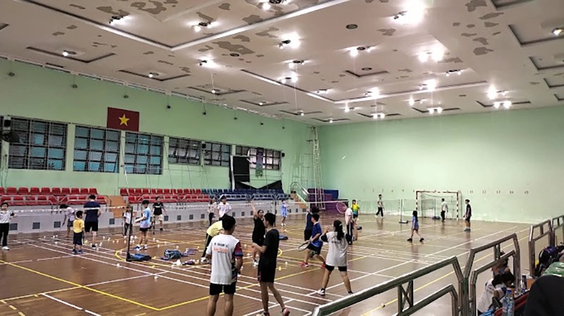 Sân cầu lông Phan Đăng Lưu với sàn, hệ thống chiếu sáng và lưới chất lượng