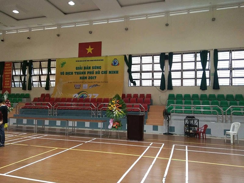 Khu vực khán đài rộng rãi và hàng ghế chờ sạch sẽ tại sân cầu lông số 8 Phan Đăng Lưu