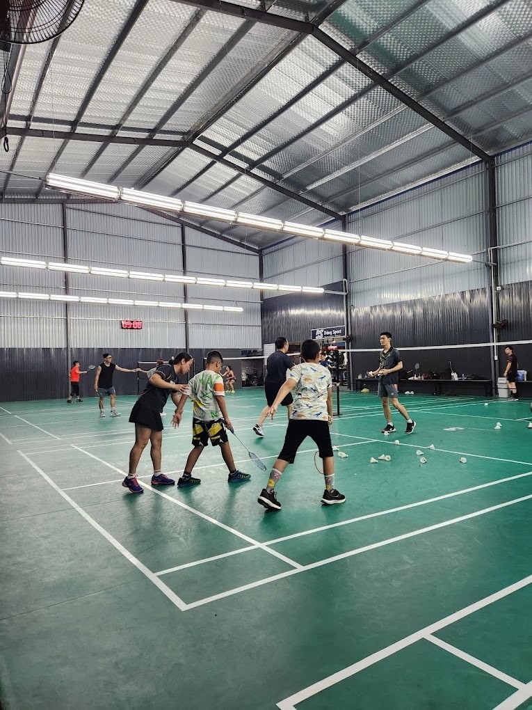 Một góc sân với khu vực nghỉ ngơi và quầy nước