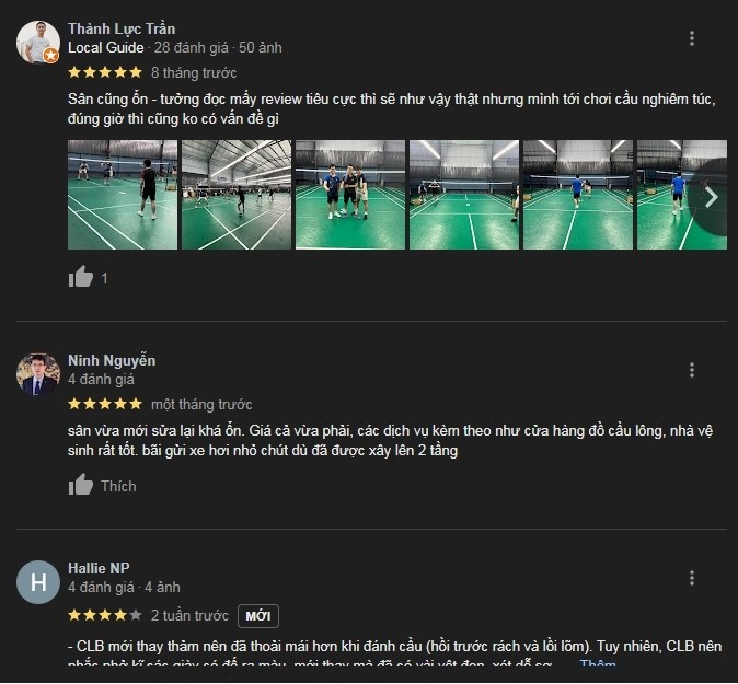 Người chơi đang thi đấu trên sân cầu lông Sky Phú Nhuận