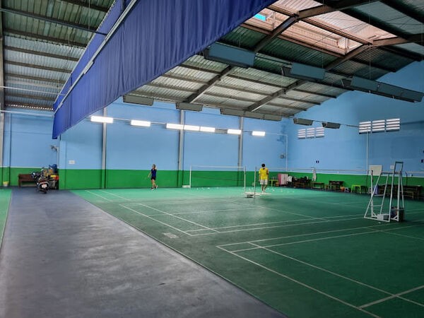 Không gian sân rộng rãi, thoáng mát, có phân chia khoảng cách đầy đủ