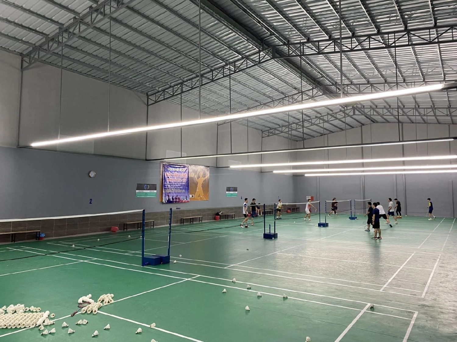 Cận cảnh sân cầu lông Tăng Nhơn Phú với ánh sáng tốt