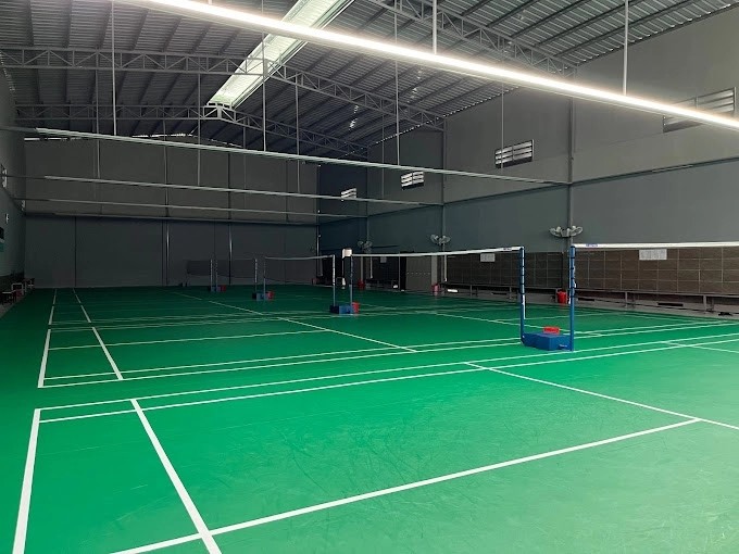 Khu vực nghỉ ngơi và tiện ích tại sân cầu lông Tăng Nhơn Phú