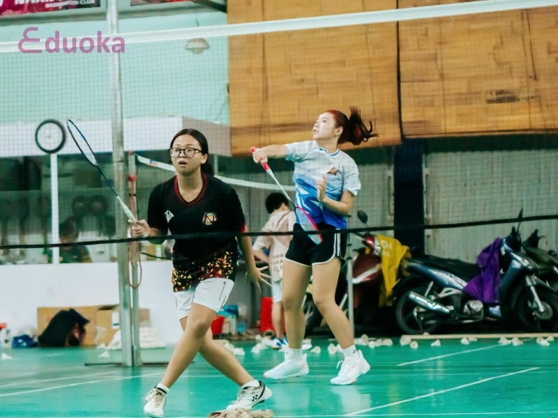so luoc ve san cau long nhan tran 1