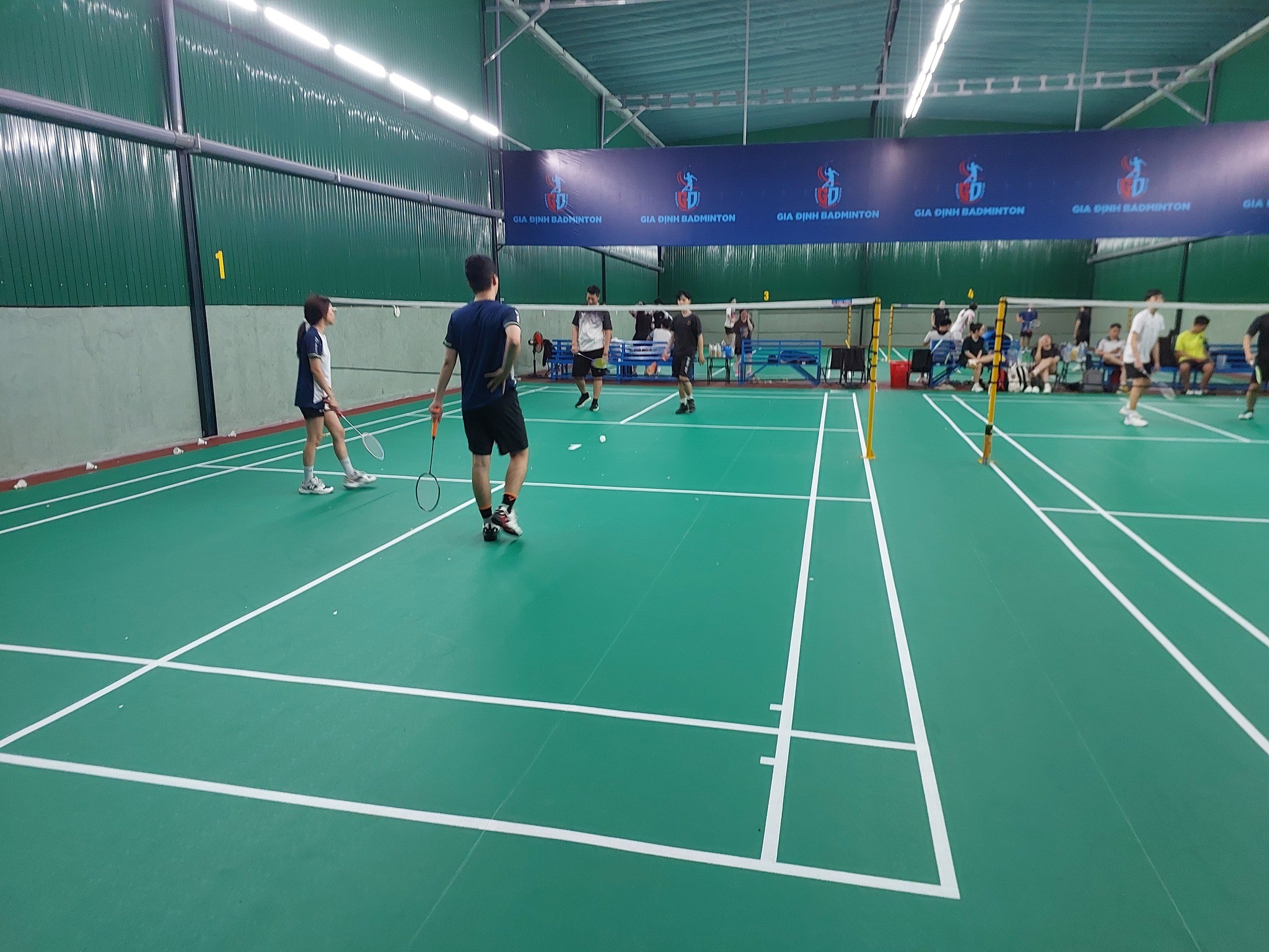 Một góc sân cầu lông Gia Định Badminton Center với ánh sáng tốt và không gian thoáng đãng