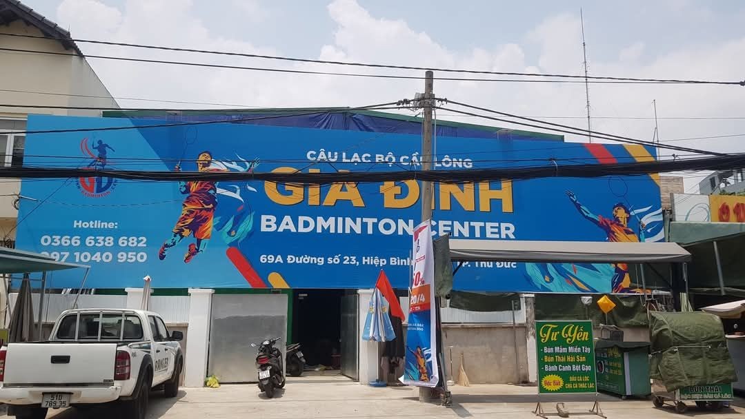 Cận cảnh một góc sân cầu lông Gia Định Badminton Center với mặt sân xanh sạch đẹp và hệ thống đèn chiếu sáng hiện đại
