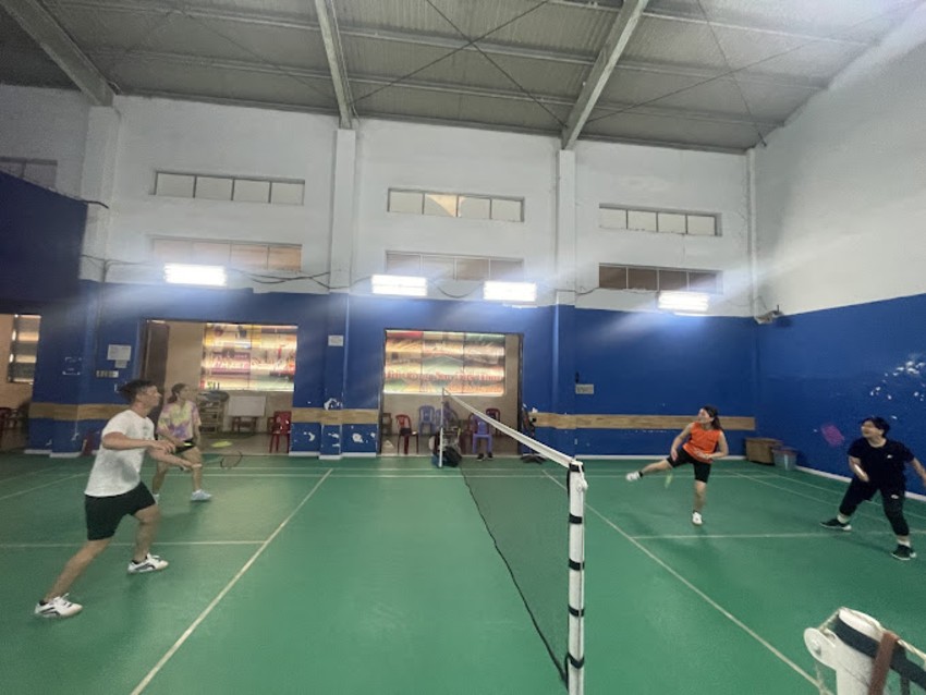 Sân cầu lông tại Trung tâm Thể dục Thể thao Quận 10 ở trung tâm thu hút nhiều trẻ em