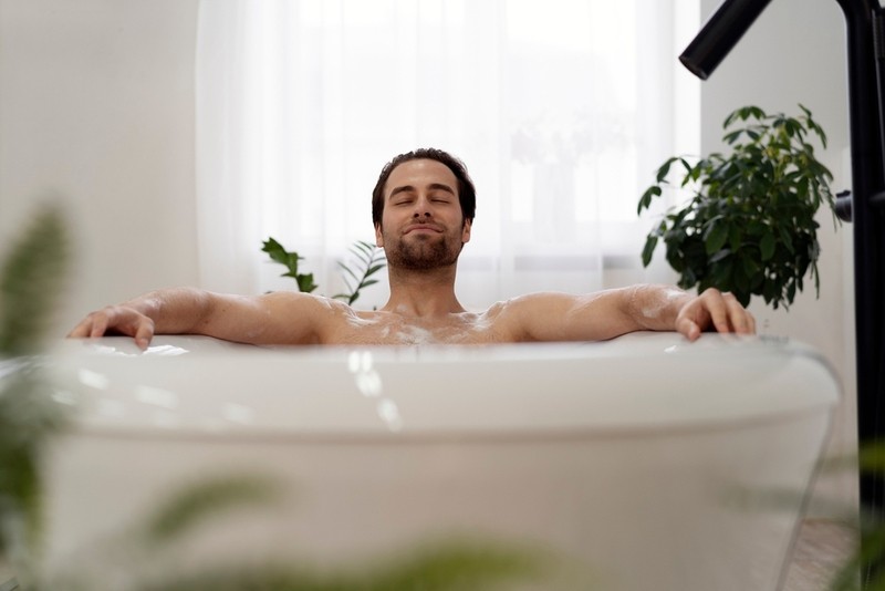 Tắm nước ấm là một trong những cách giúp tăng kích thước dương vật