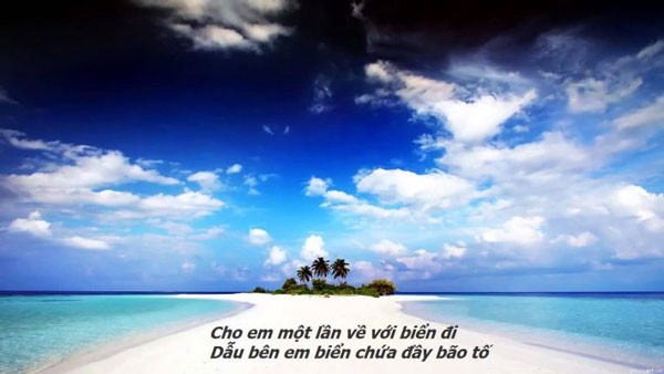 Cảnh biển lúc hoàng hôn với những con sóng buồn bã