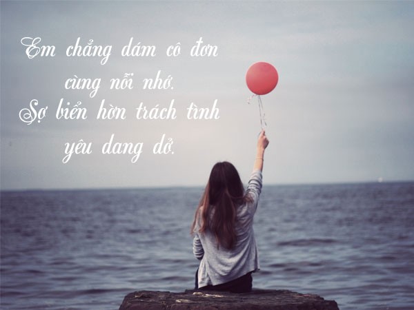 Cặp đôi tay trong tay đi dạo trên bãi biển