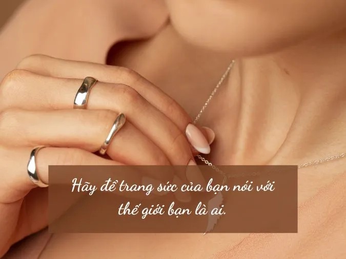Một người phụ nữ thanh lịch đeo khuyên tai và vòng cổ, thể hiện sự tinh tế