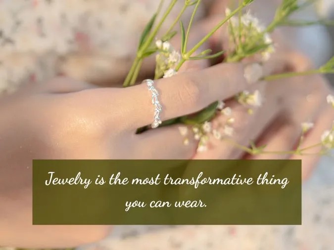 Bộ sưu tập trang sức đa dạng, từ vòng cổ, nhẫn đến bông tai