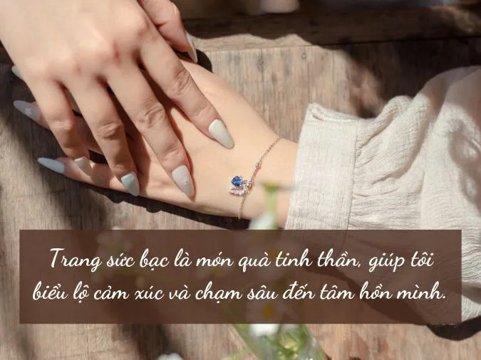 Dây chuyền bạc với mặt hình trái tim, thể hiện sự dịu dàng và tình cảm