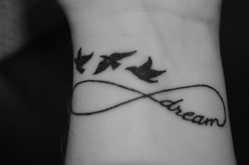 Hình xăm chữ "Be happy"