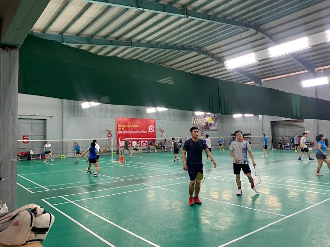 Khu vực sân cầu lông với hệ thống đèn chiếu sáng