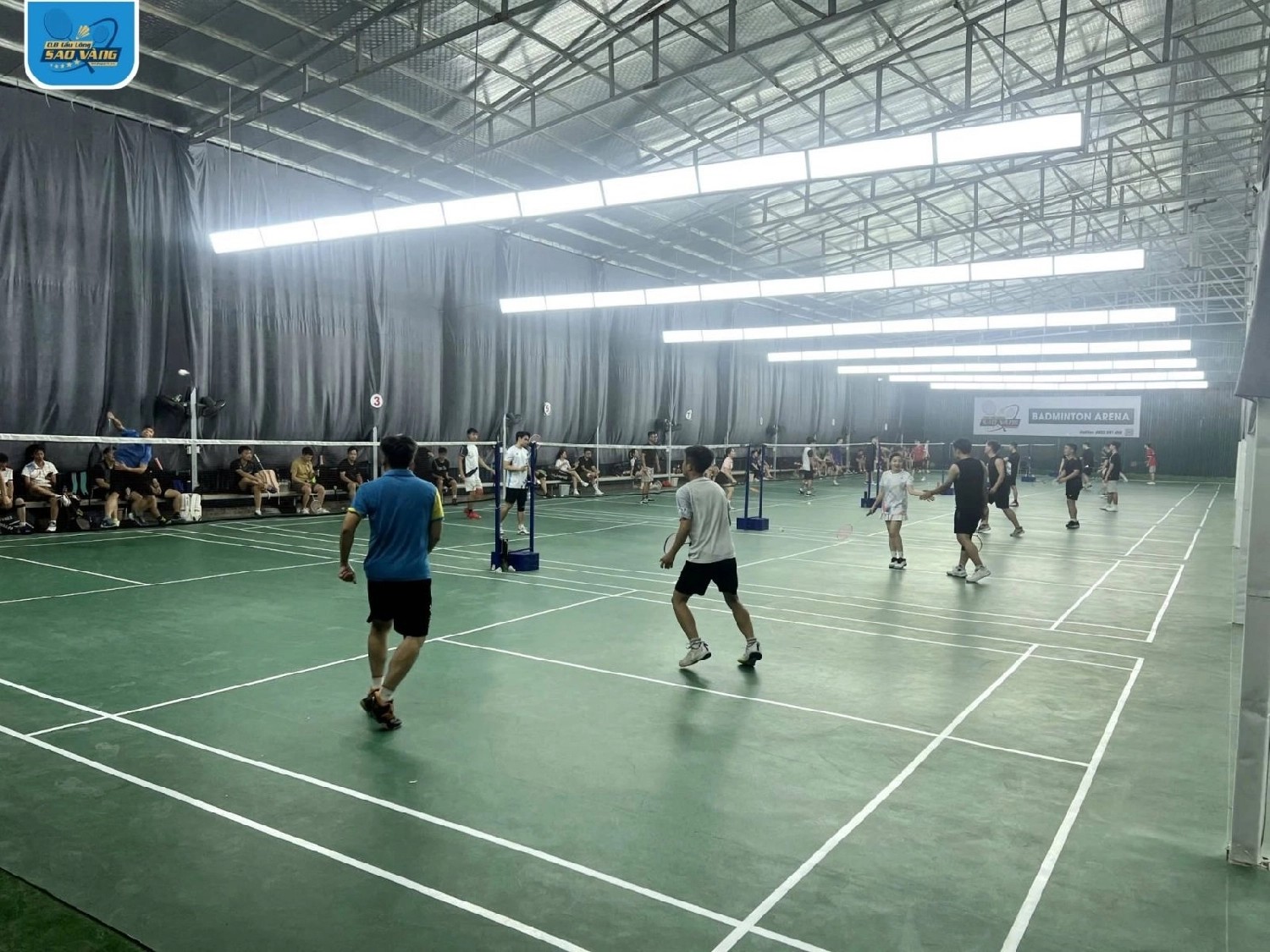 Sân cầu lông Sao Vàng Phạm Tu với mặt thảm chất lượng cao