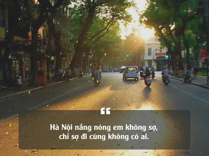 Đôi bạn trẻ dạo chơi Hồ Gươm