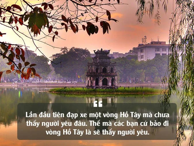 Cặp đôi tay trong tay dạo bước