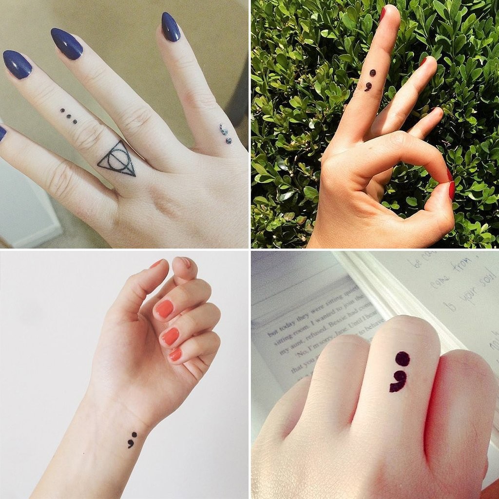 Một người với hình xăm dấu chấm phẩy trên cổ tay.