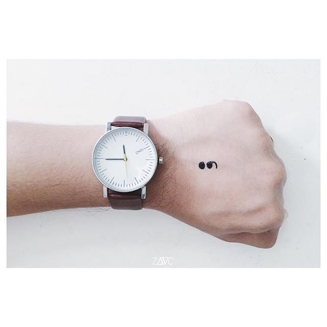 Nhiều người trẻ chọn hình xăm dấu chấm phẩy để thể hiện cá tính và thông điệp ý nghĩa.