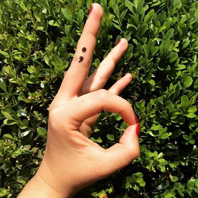 Nhiều người tìm đến hình xăm dấu chấm phẩy như một nguồn động lực.