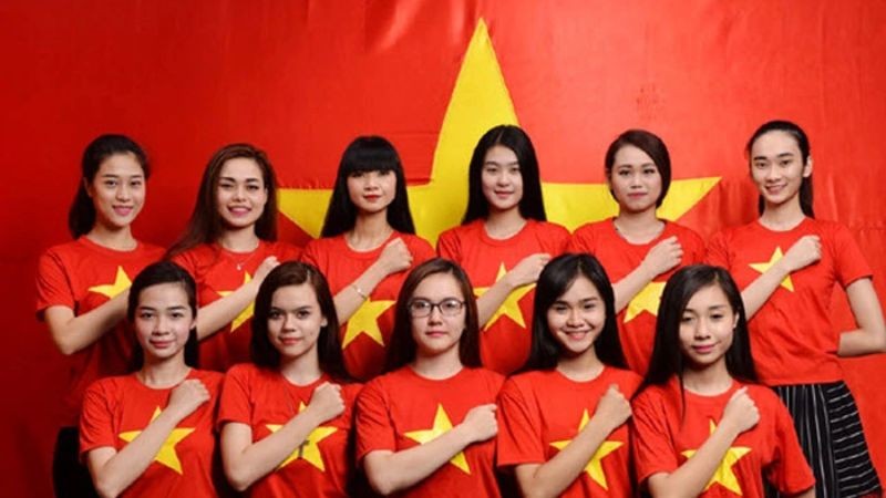 Người dân Việt Nam trong trang phục truyền thống thể hiện lòng yêu nước