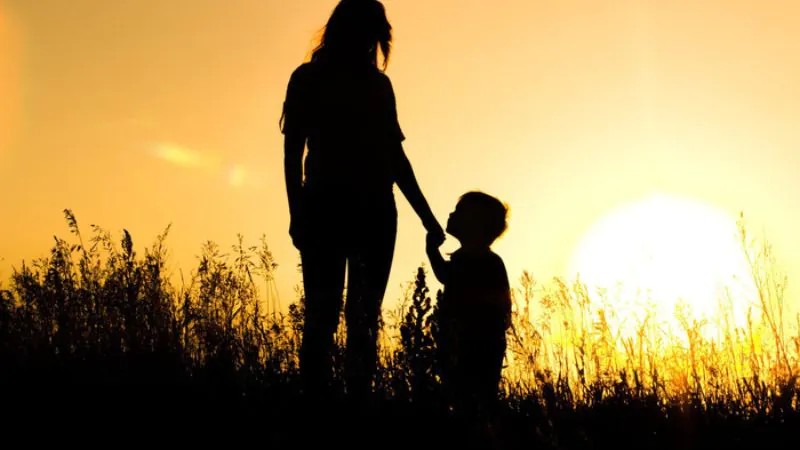 Hình ảnh người mẹ đang nhìn con với ánh mắt trìu mến