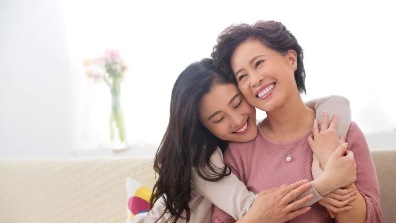 Hình ảnh hai bàn tay, một của mẹ và một của con