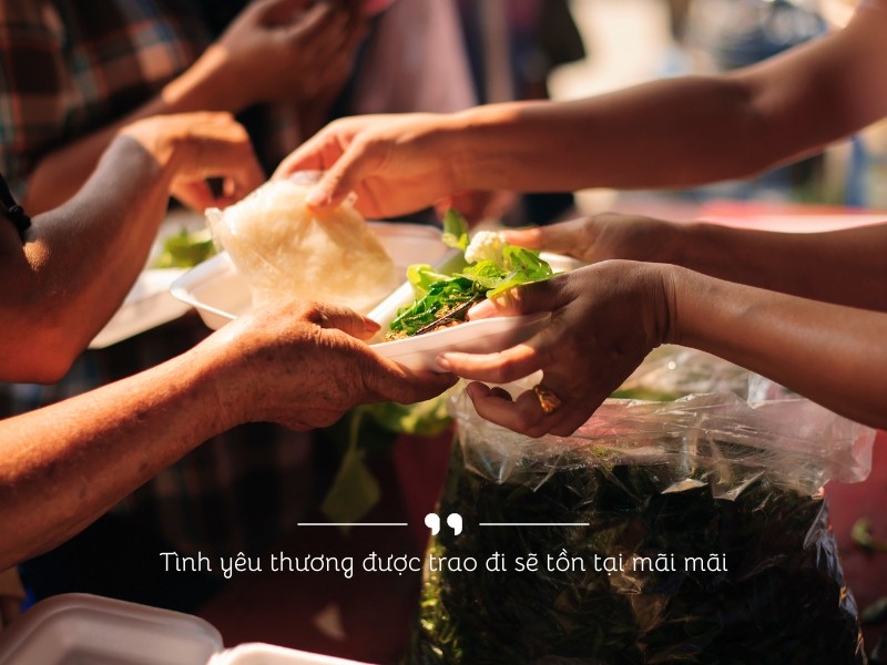Cảnh sát phong tỏa và khám nghiệm khu vực phát hiện thi thể nạn nhân