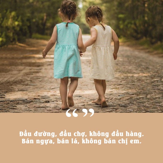 Hai chị em tạo dáng tinh nghịch