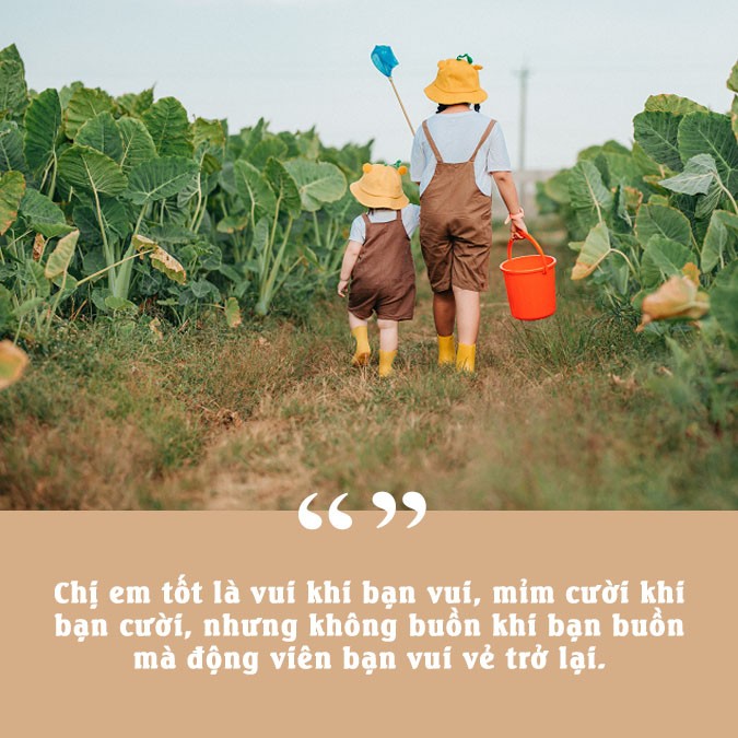 Những người bạn thân thiết tay trong tay