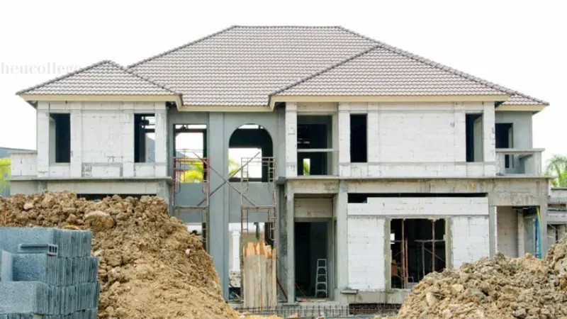 Gia đình hạnh phúc trong ngôi nhà mới ấm cúng